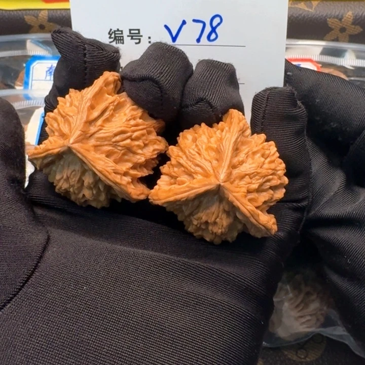 文玩核桃把件小***恼盘山三棱