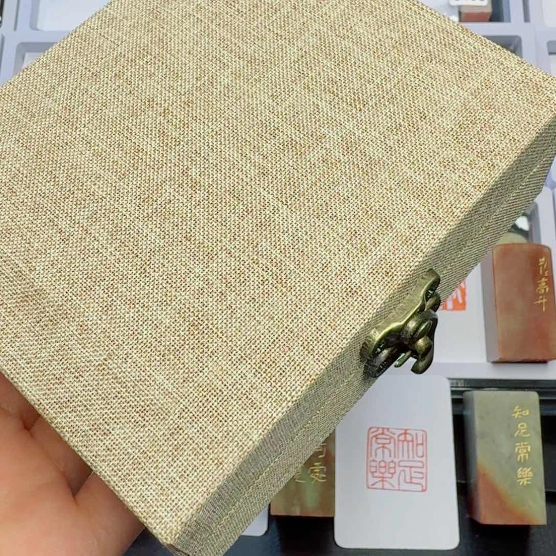 寿山石印石雨**轩锦盒。