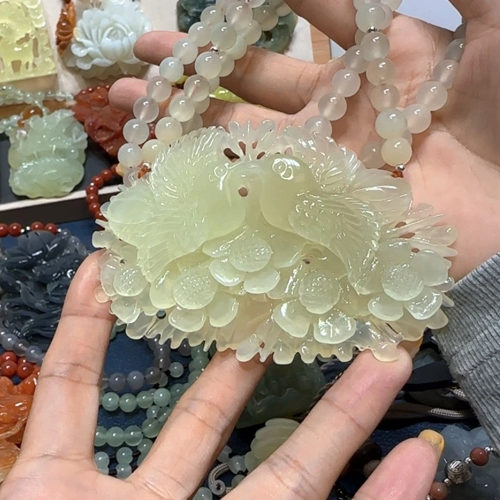 未镶嵌蛇纹石玉吊坠