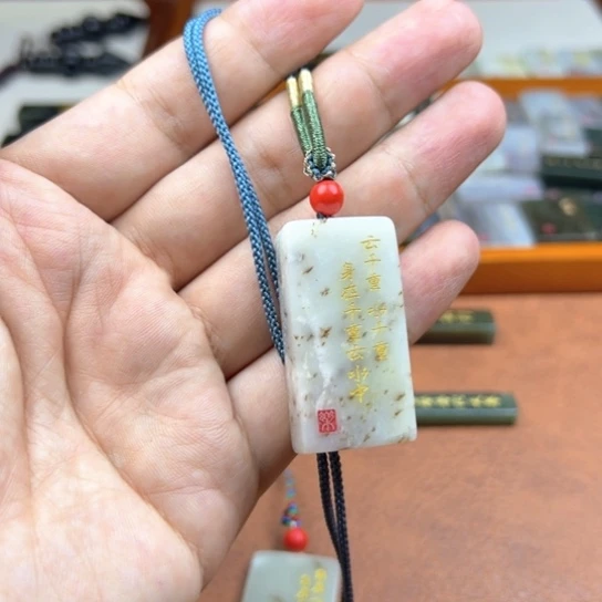颈饰未镶嵌和田玉（糖玉）