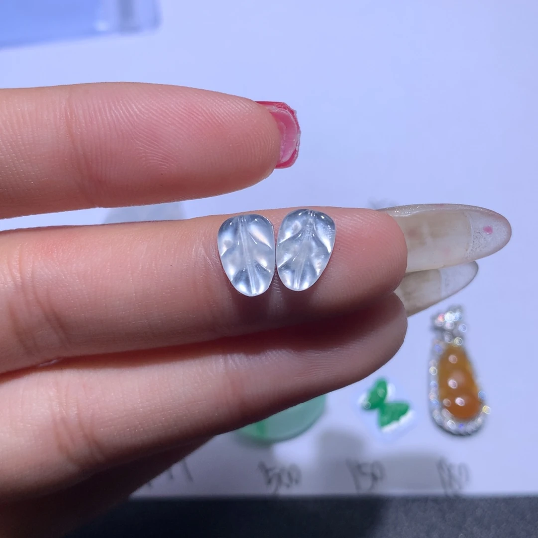 翡翠未镶嵌颈饰一对叶子