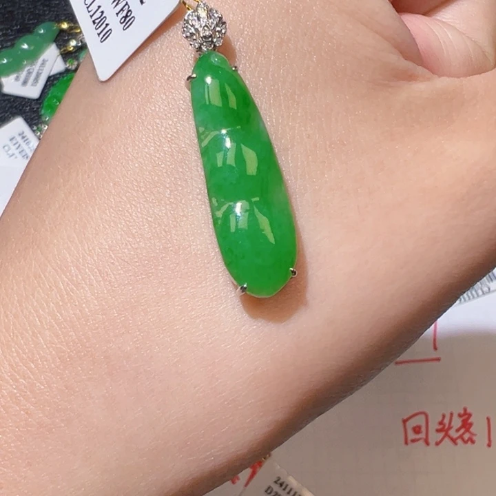 翡翠颈饰18K金镶嵌翡翠