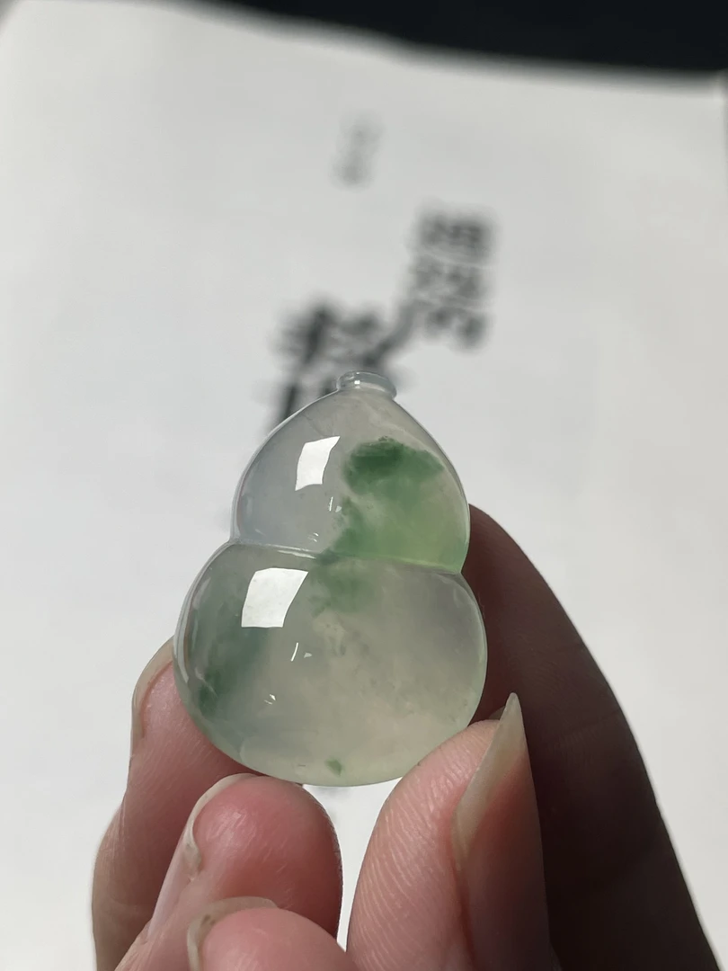 天然a货缅甸翡翠冰种飘绿花葫芦吊坠