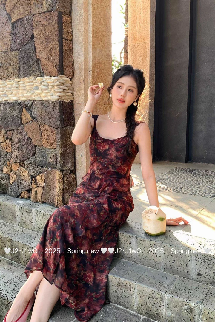 小众连衣裙吊带连衣裙印花初恋修身气质法式春夏吊带无袖碎花