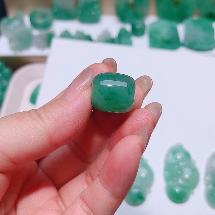 石英质玉未镶嵌颈饰