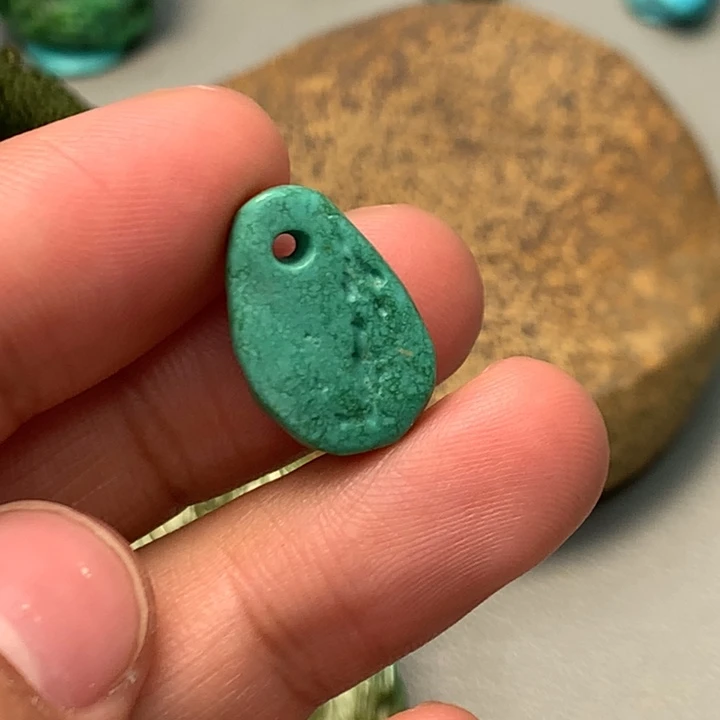 绿松石未镶嵌颈饰