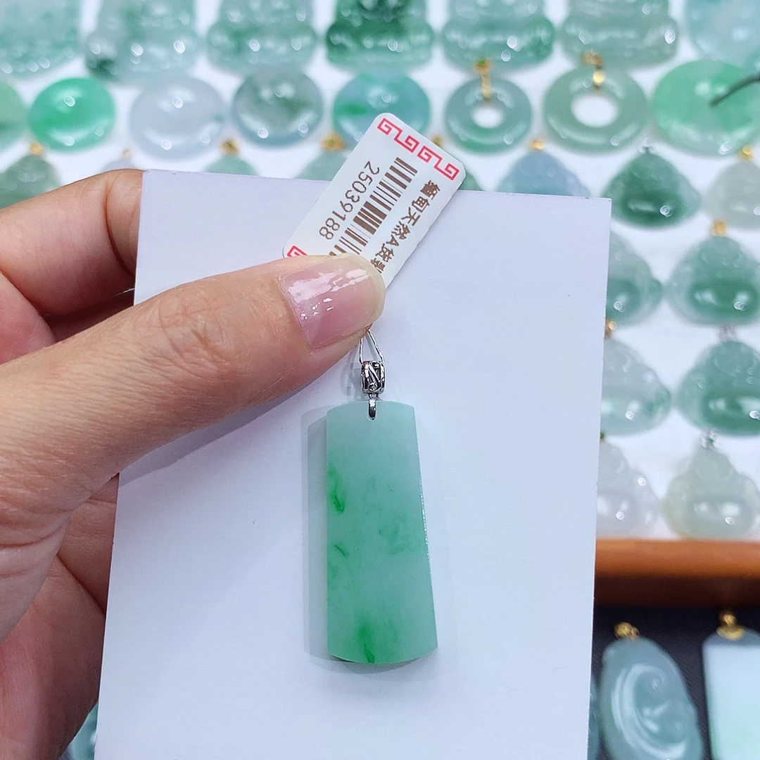 颈饰18K金镶嵌翡翠翡翠吊坠