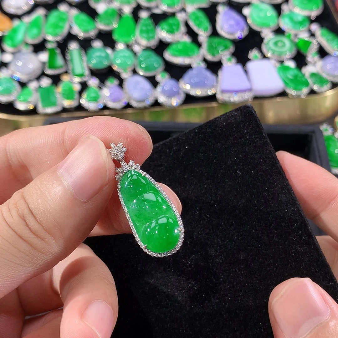 翡翠18K金镶嵌颈饰