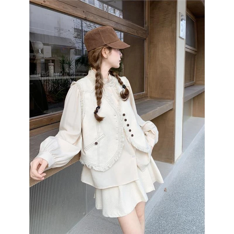 米白色小香风套装裙女春季2025新款名媛风流苏马甲衬衫短裙三件套