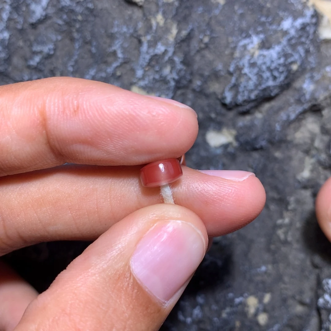 洛***栖南红玛瑙未镶嵌药片7×4微微皮裂