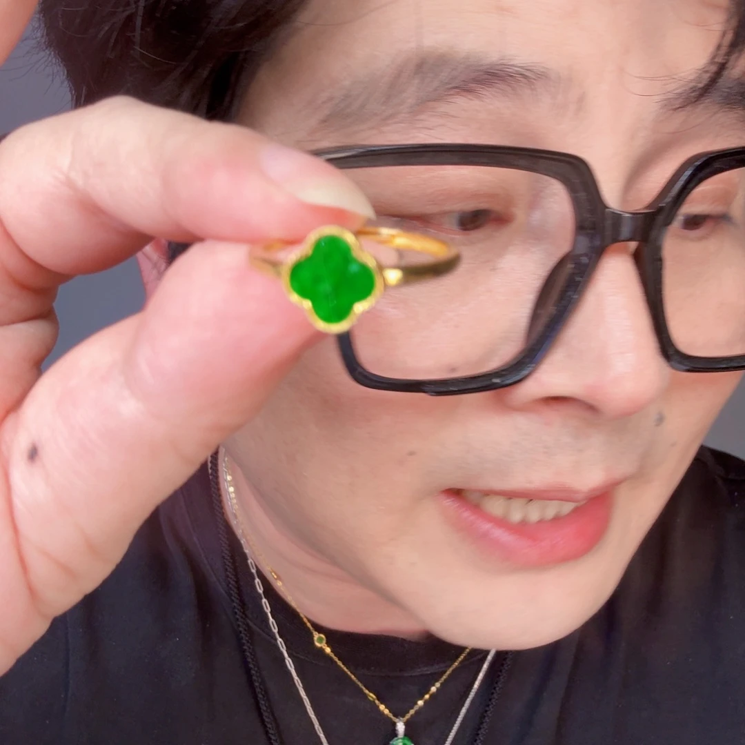 翡翠未镶嵌颈饰一件