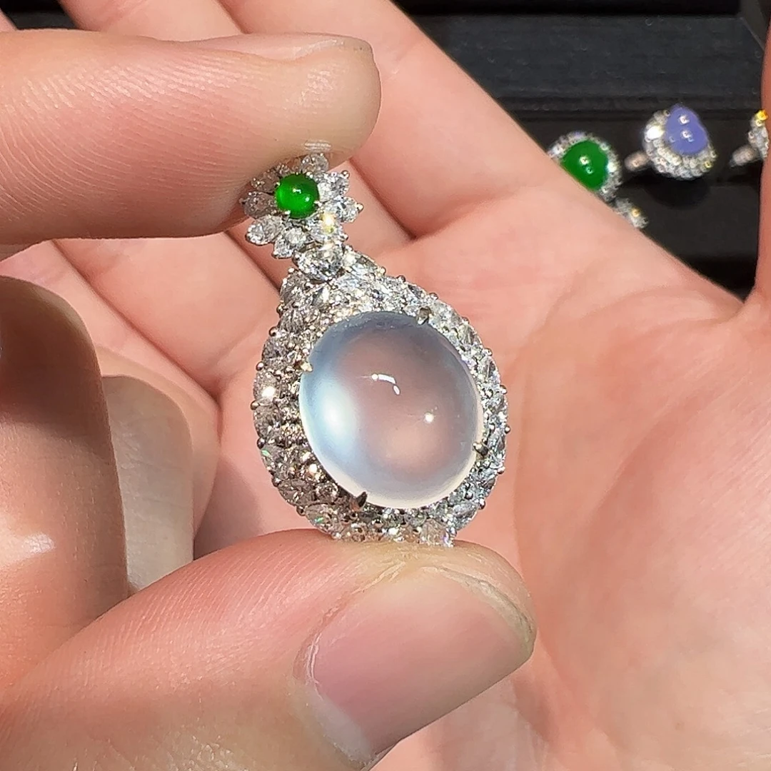 翡翠18K金镶嵌颈饰蛋面