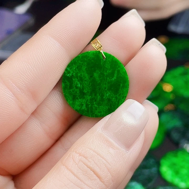 翡翠18K金镶嵌颈饰多样性