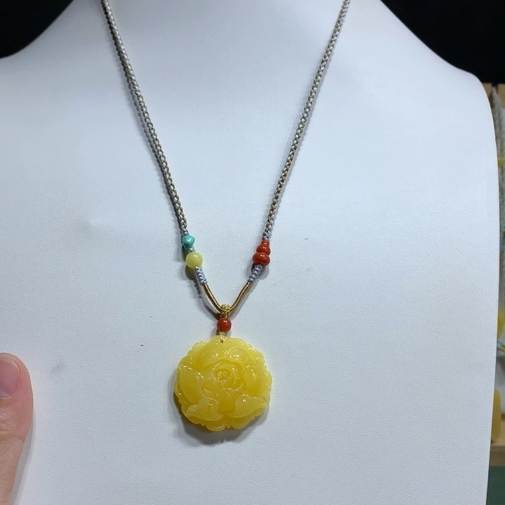 蜜蜡未镶嵌颈饰牡丹花