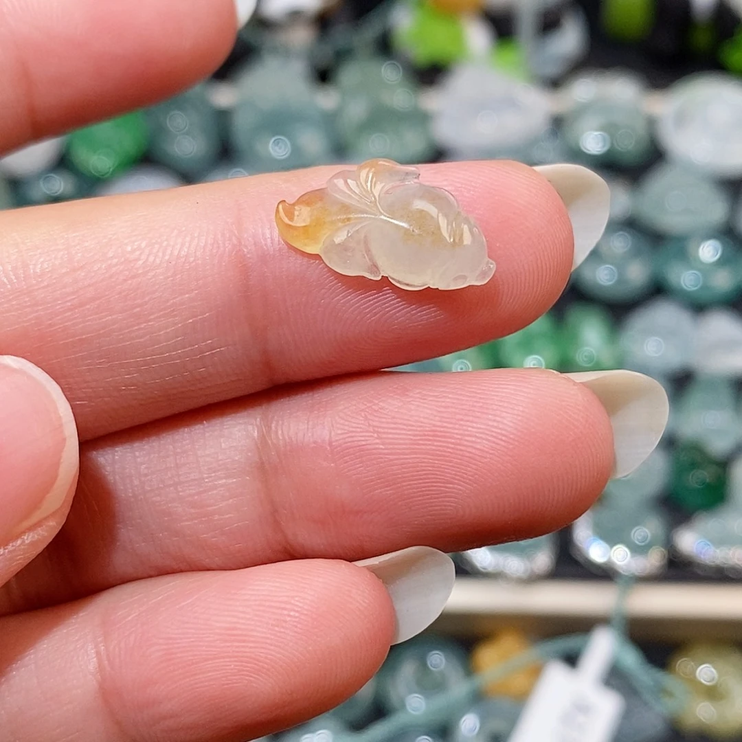 颈饰未镶嵌翡翠冰种飘花小鱼