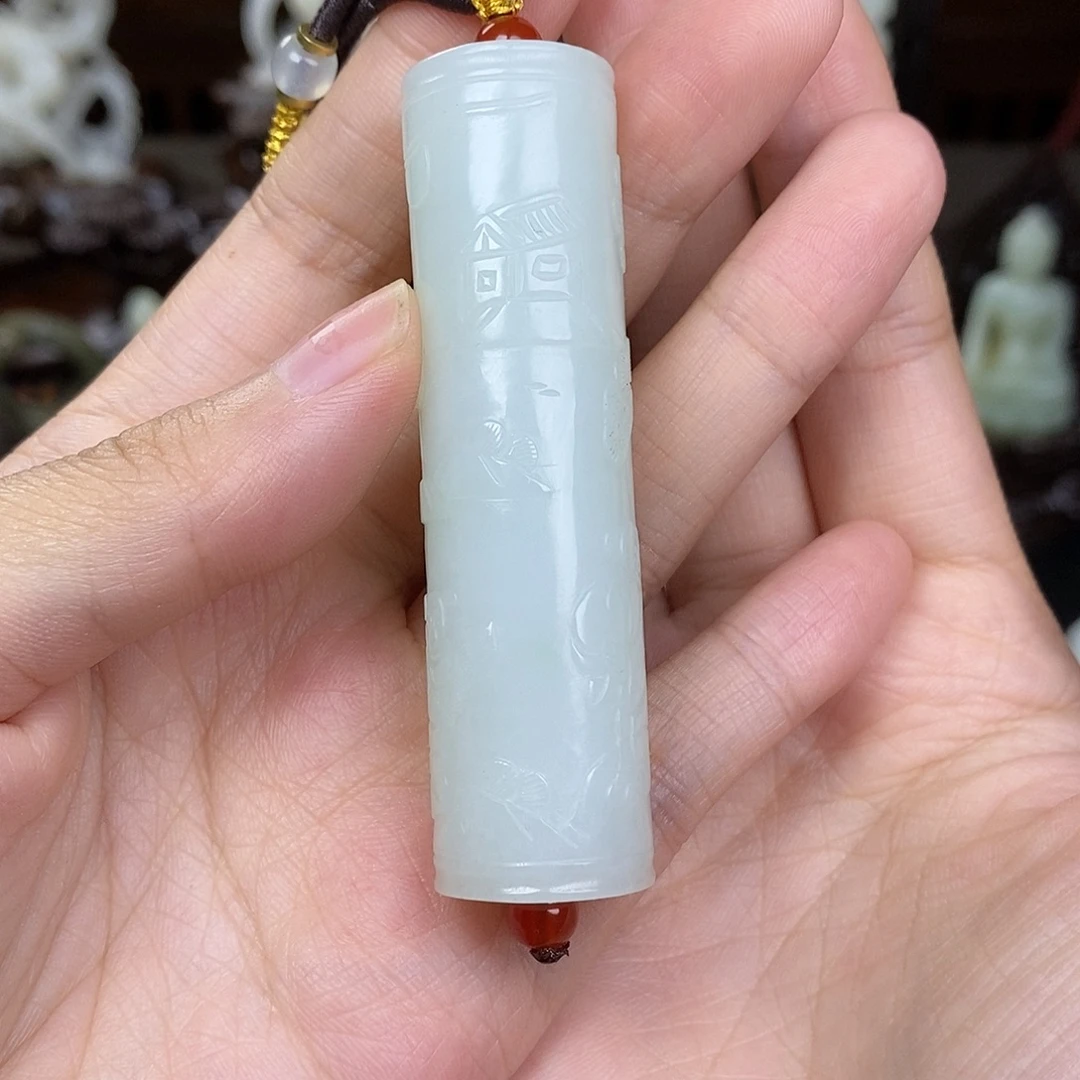 走***着和田玉未镶嵌挂件