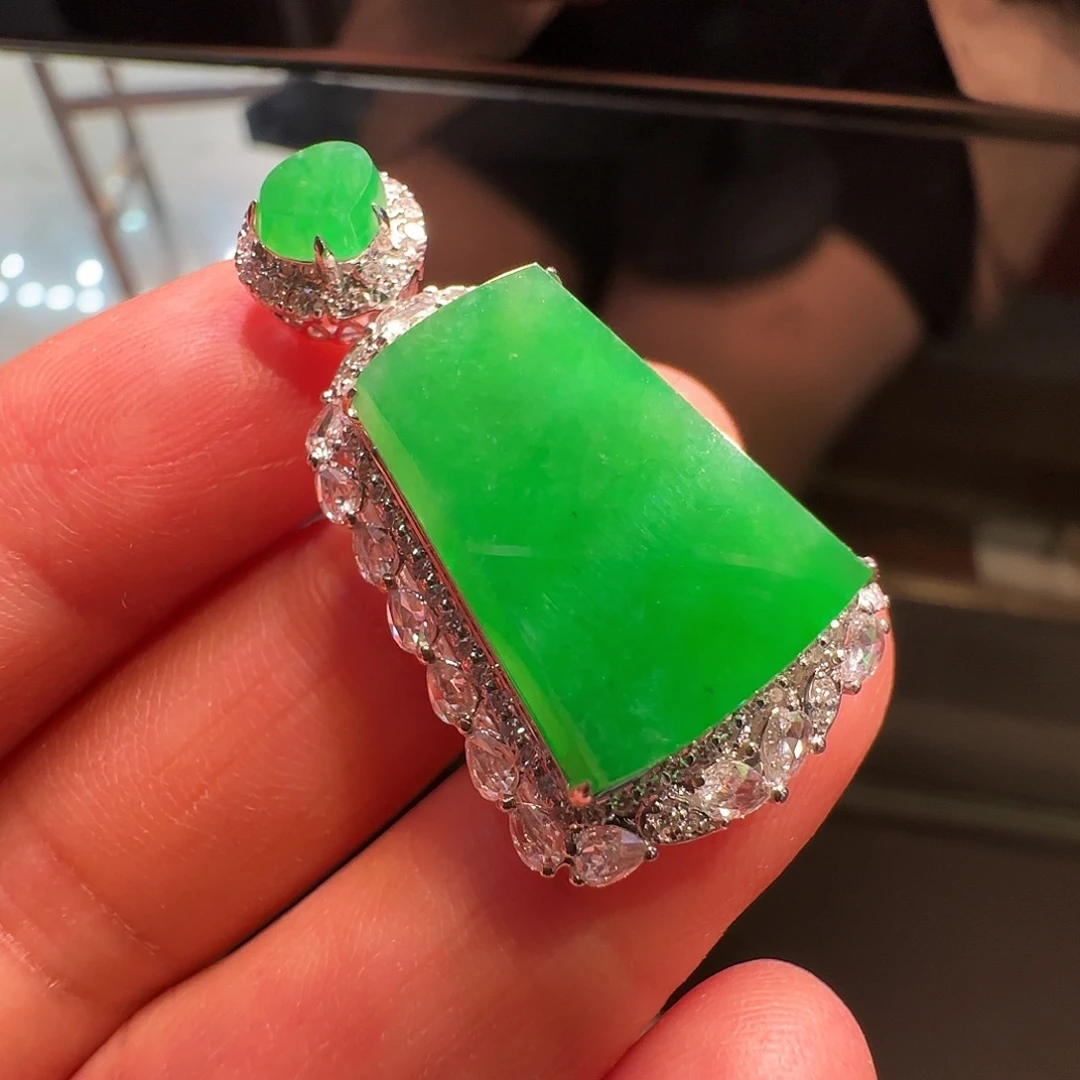 翡翠18K金镶嵌颈饰