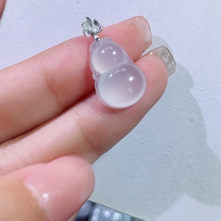 翡翠18K金镶嵌颈饰葫芦