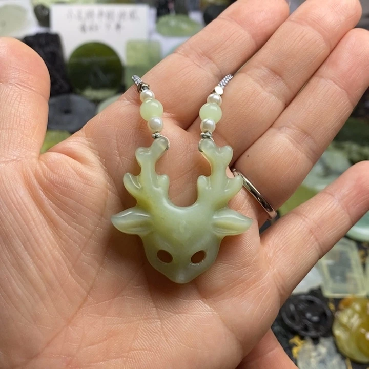 蛇纹石玉颈饰合金