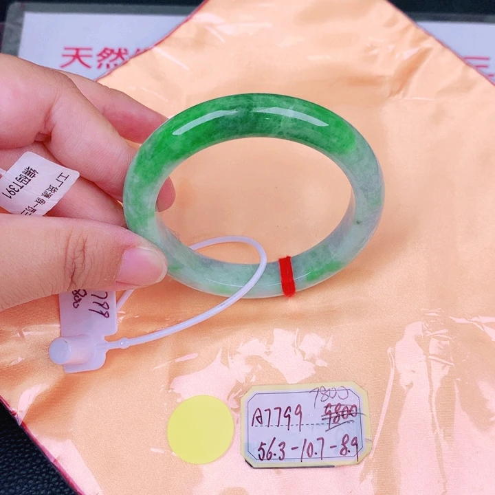 翡翠手镯未镶嵌是****）缅甸翡翠