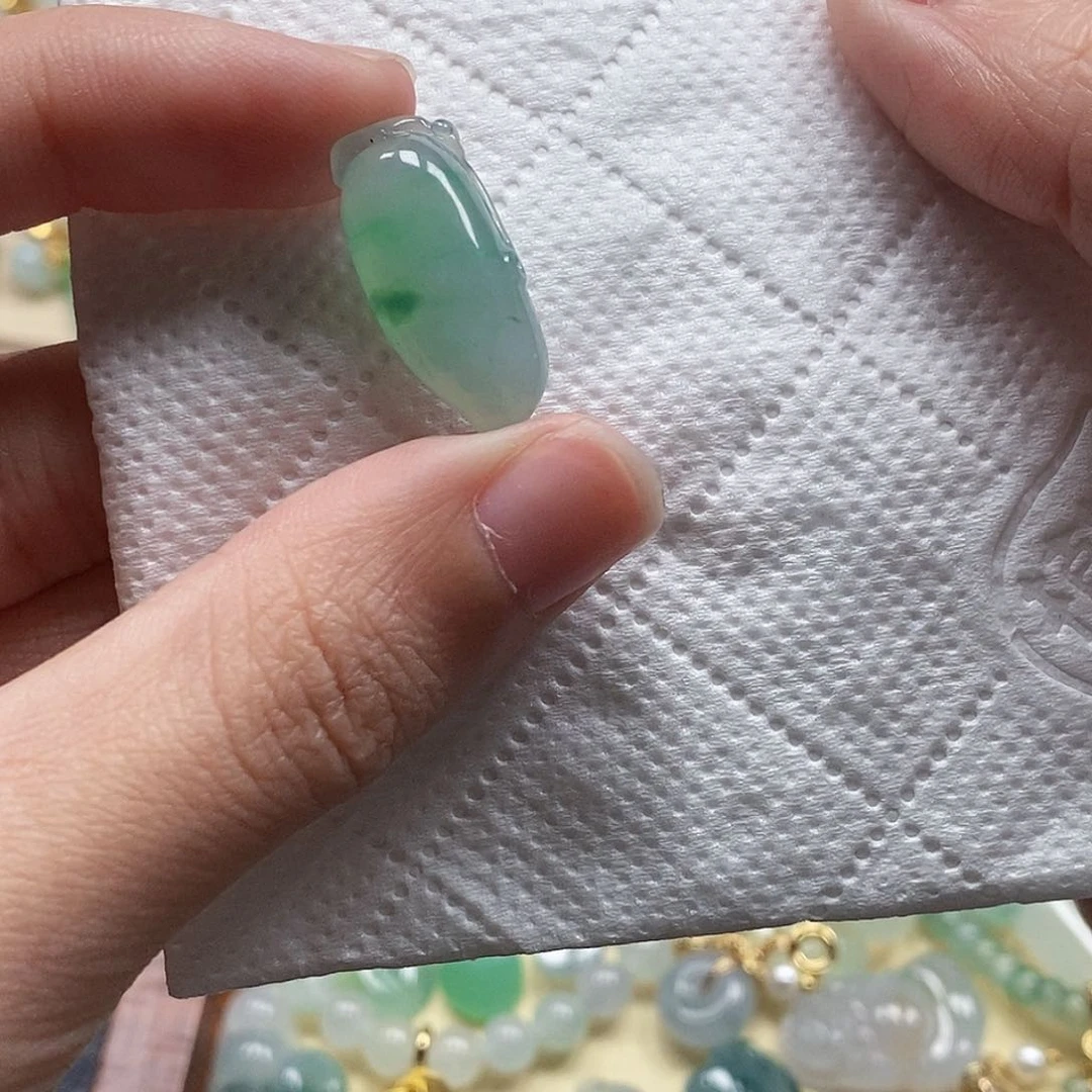 翡翠颈饰未镶嵌闪