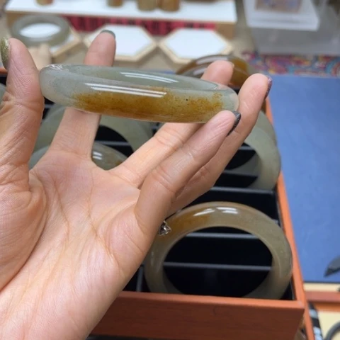 雾***都石英质玉手镯未镶嵌