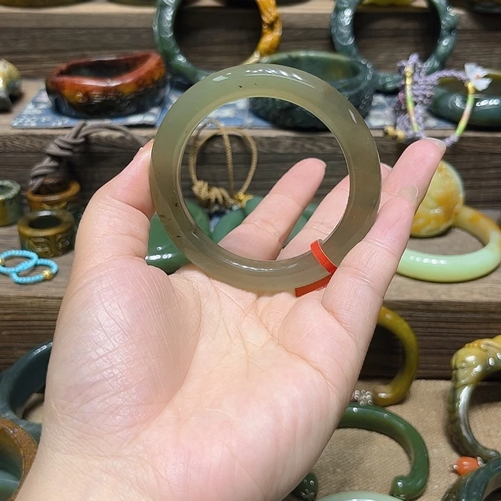 和田玉手镯未镶嵌煦**.