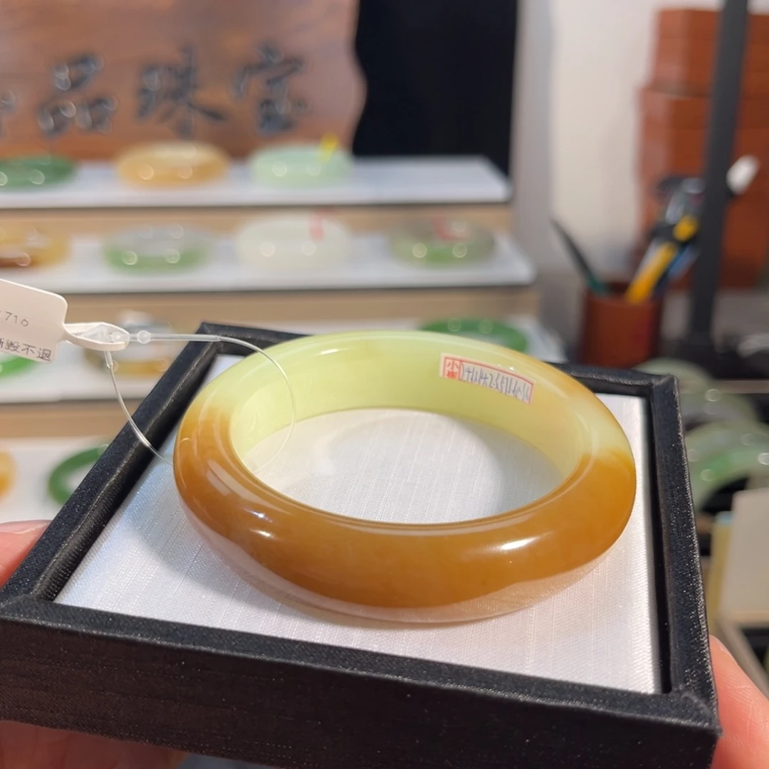 和田玉未镶嵌手镯  「黄口糖」