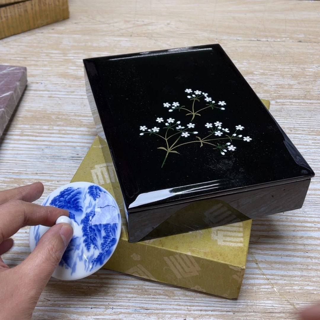 瓷片躺*密密麻麻地排列着一个