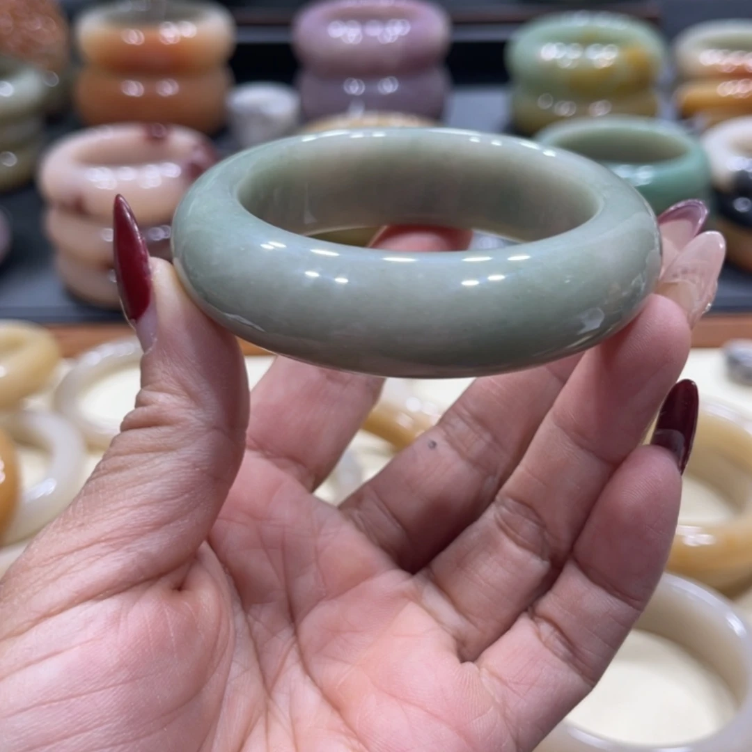 未镶嵌手镯石英岩玉