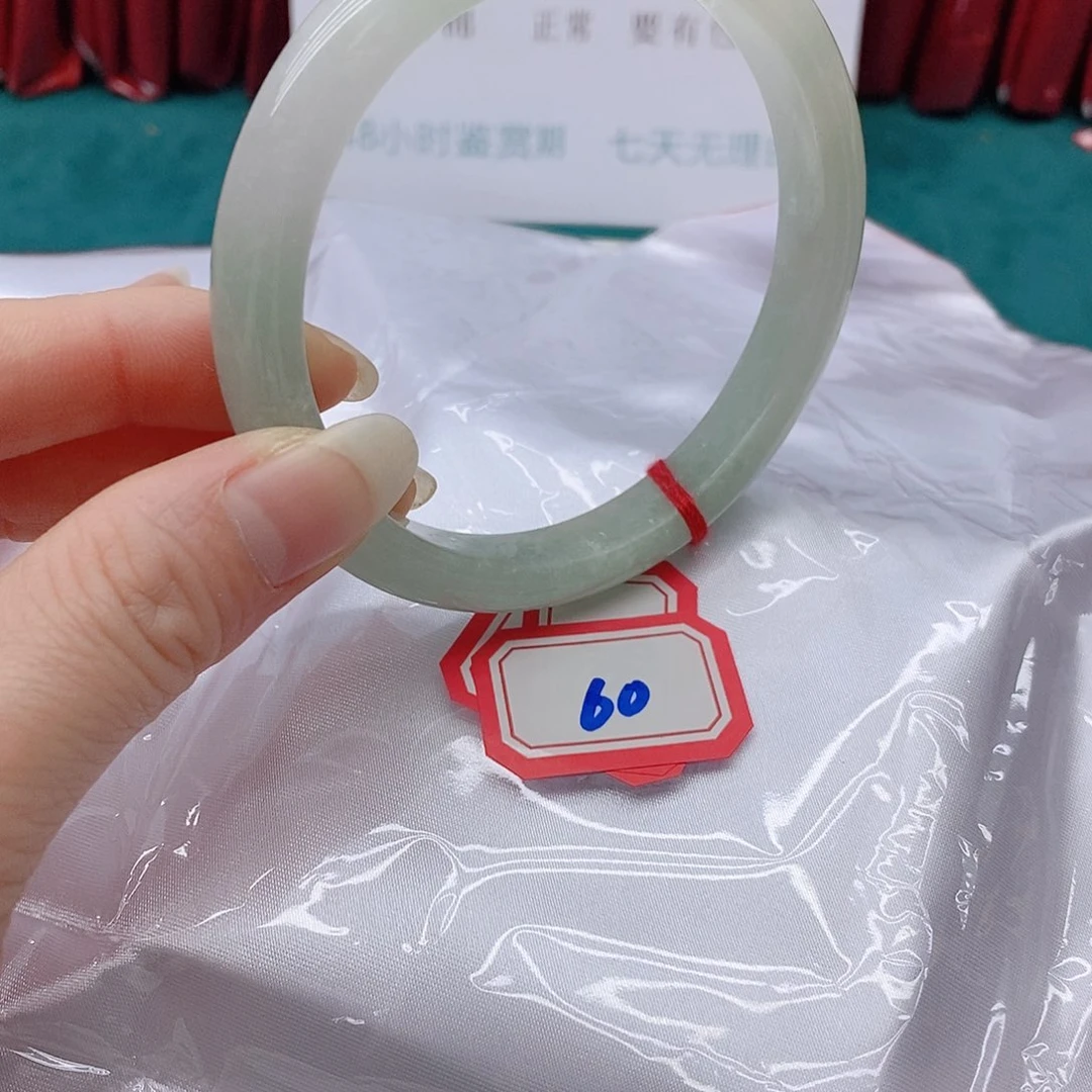 翡翠手镯未镶嵌火****石600000000