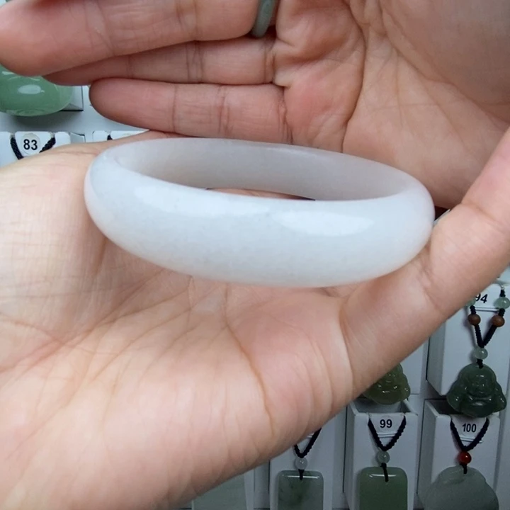 枫***石英质玉未镶嵌手镯