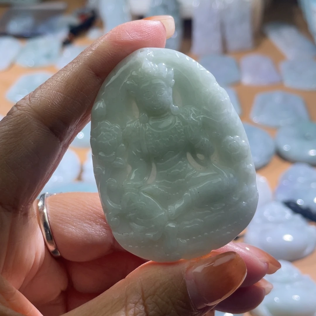 翡翠未镶嵌颈饰观音