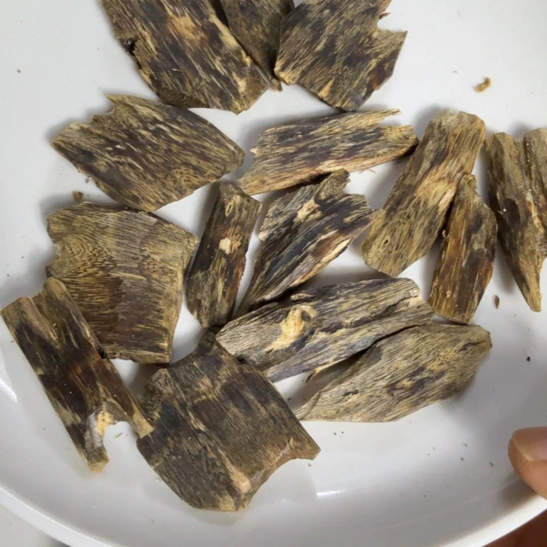 沉香碎屑沉香蓝宝石52克