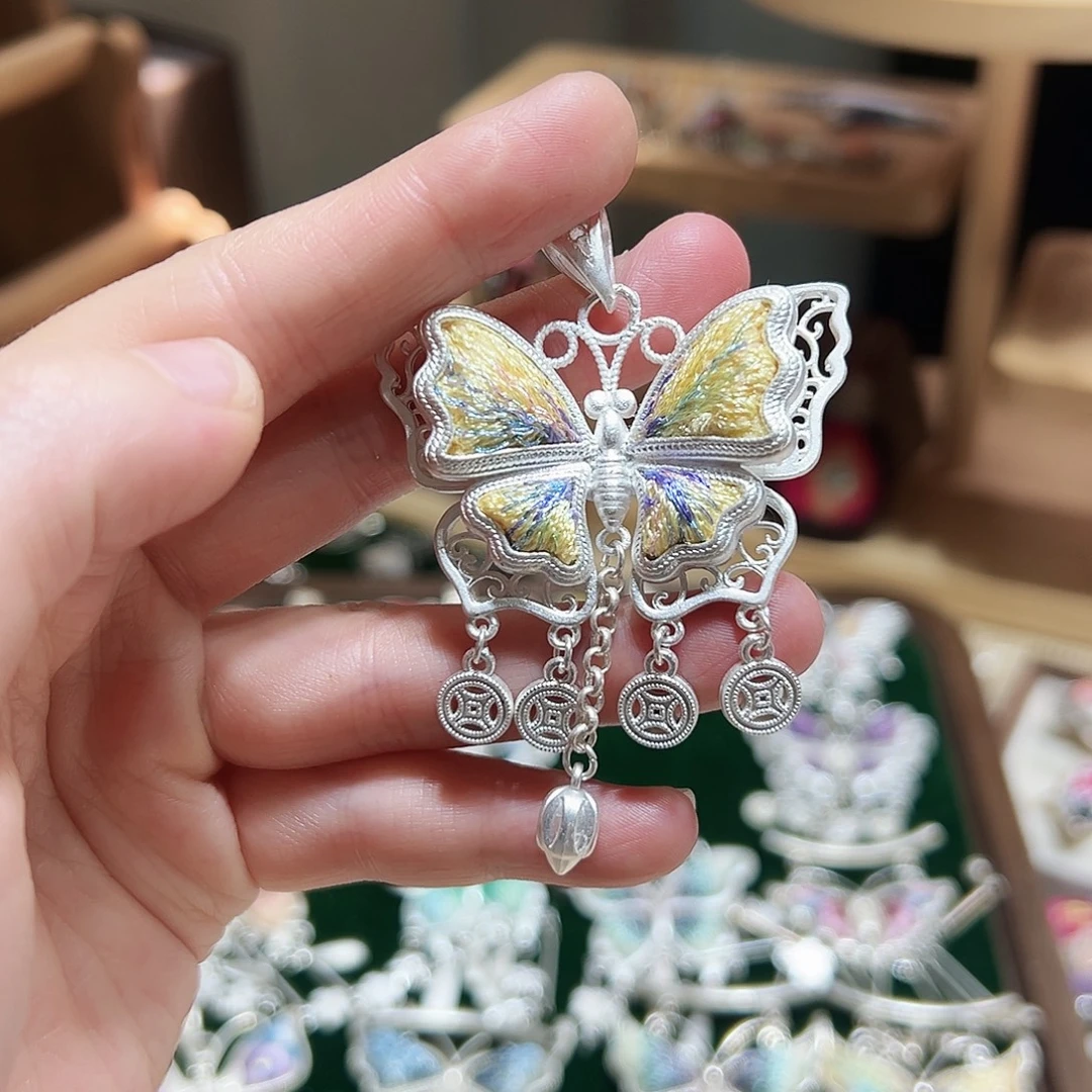 织绣手工苗银吊坠（配皮绳）