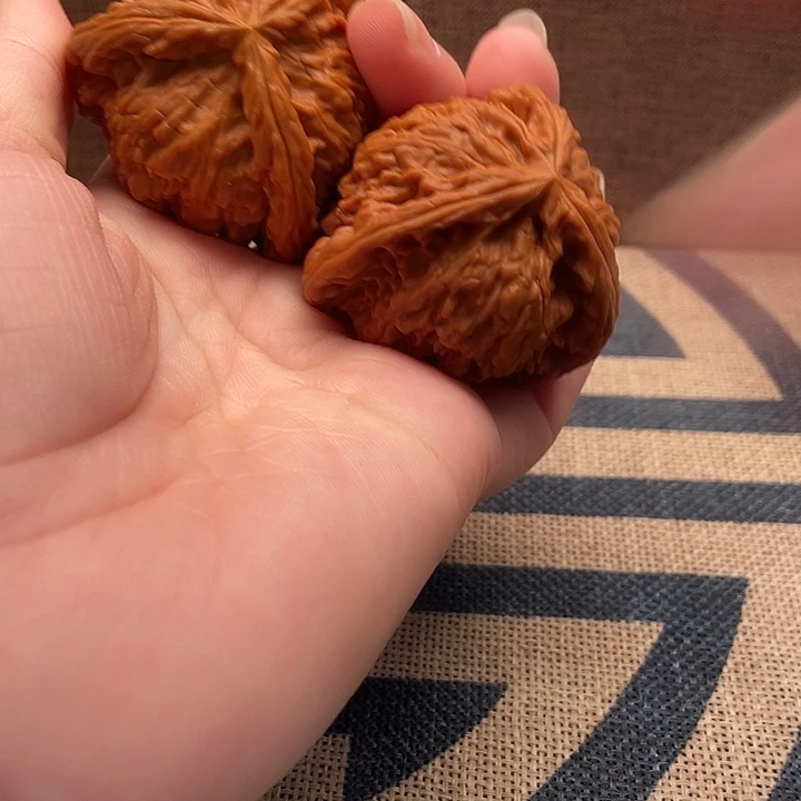 周***超文玩核桃吊坠白狮子