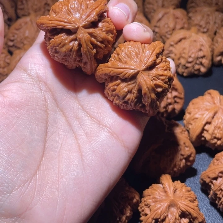 B***s吊坠桃核小妹三棱