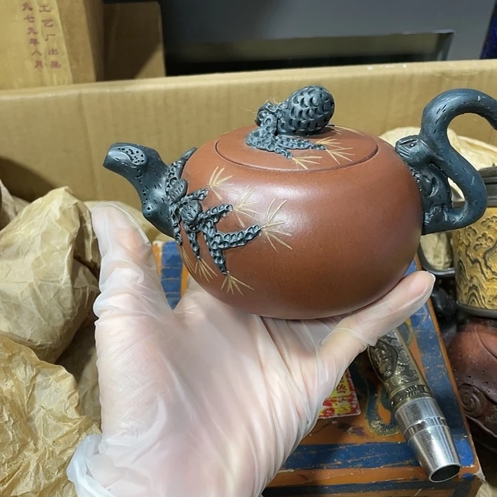 紫砂茶壶原矿泥料，纯手工制作的一把紫砂壶。
