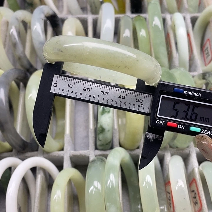 蛇纹石玉未镶嵌手镯187