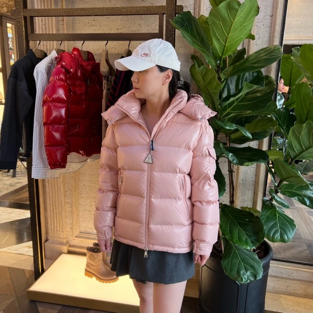 未使用 MONCLER 蒙口女士粉色短款羽绒服 限量发售款女迈瑞 maire