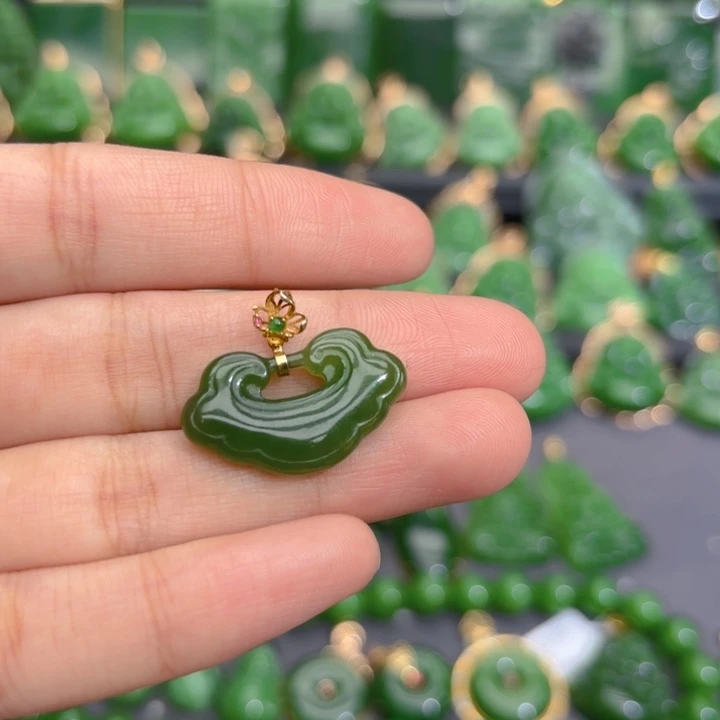 颈饰18K金镶嵌和田玉（碧玉）