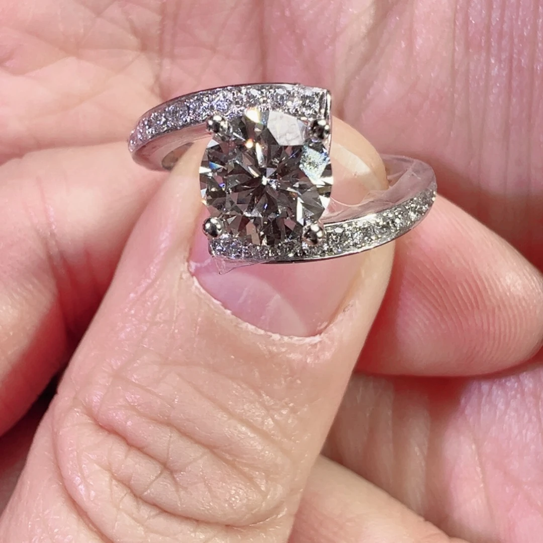 实验室培育钻石18K金镶嵌扭臂四爪13圈