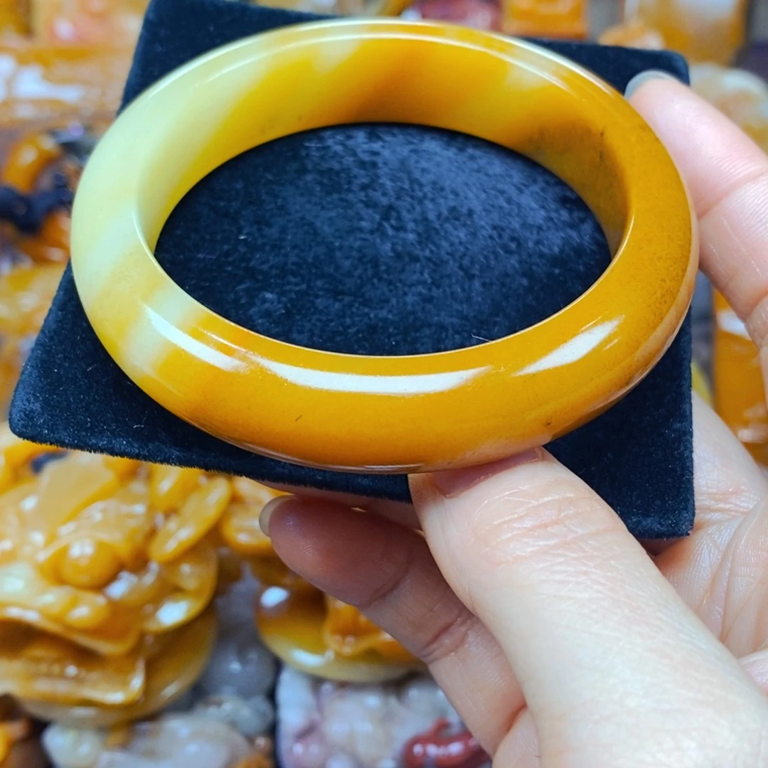 未镶嵌石英质玉（黄龙玉）颈饰