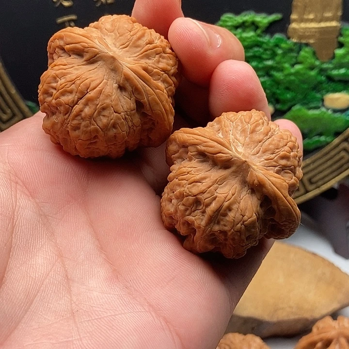 自***泊文玩核桃把件血麒麟