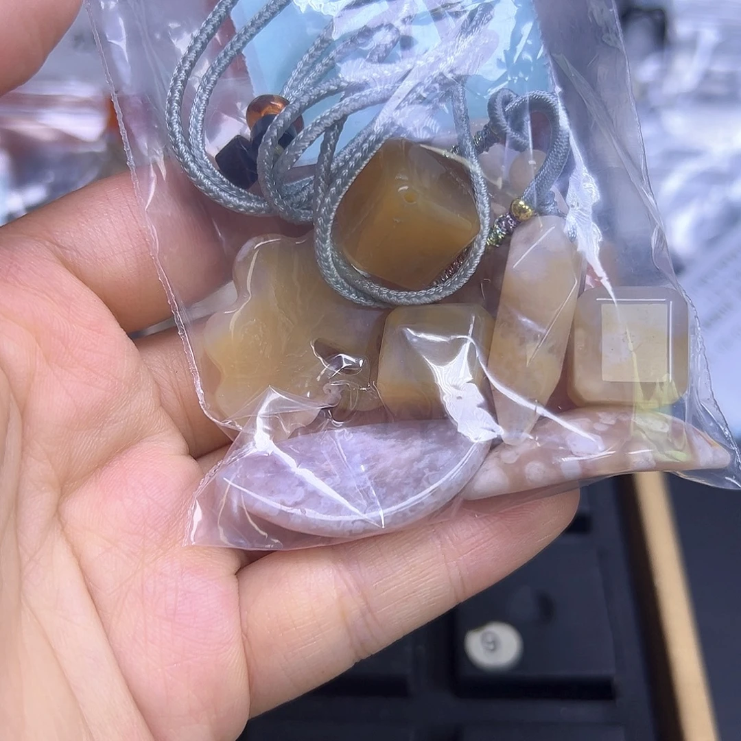 弦***石英质玉未镶嵌挂件