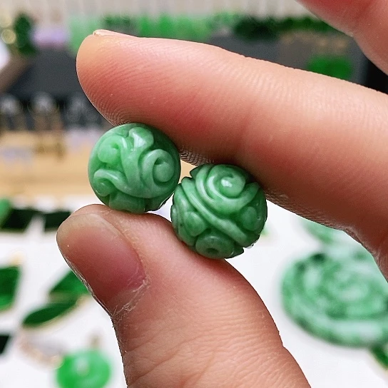 翡翠未镶嵌颈饰挂件