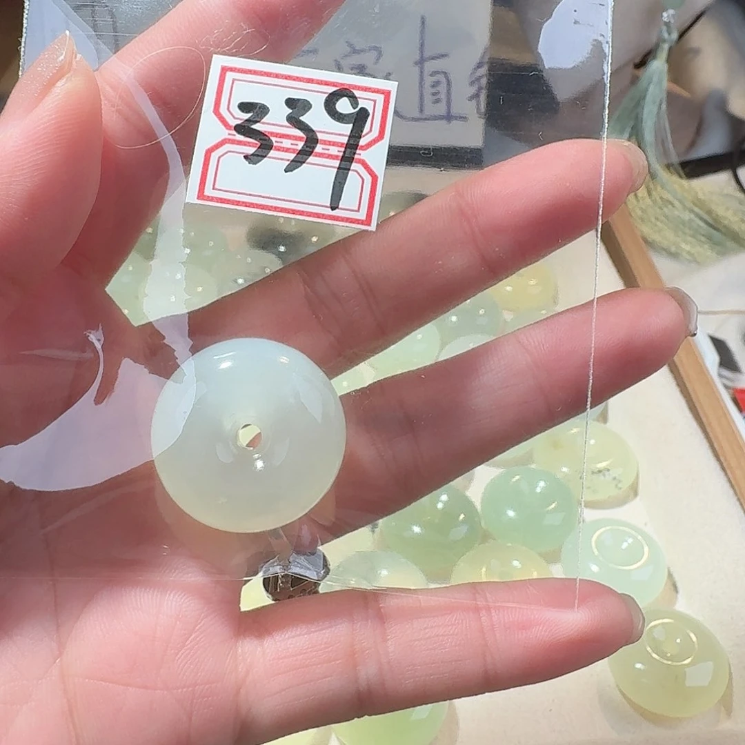 蛇纹石玉颈饰合金精美礼品