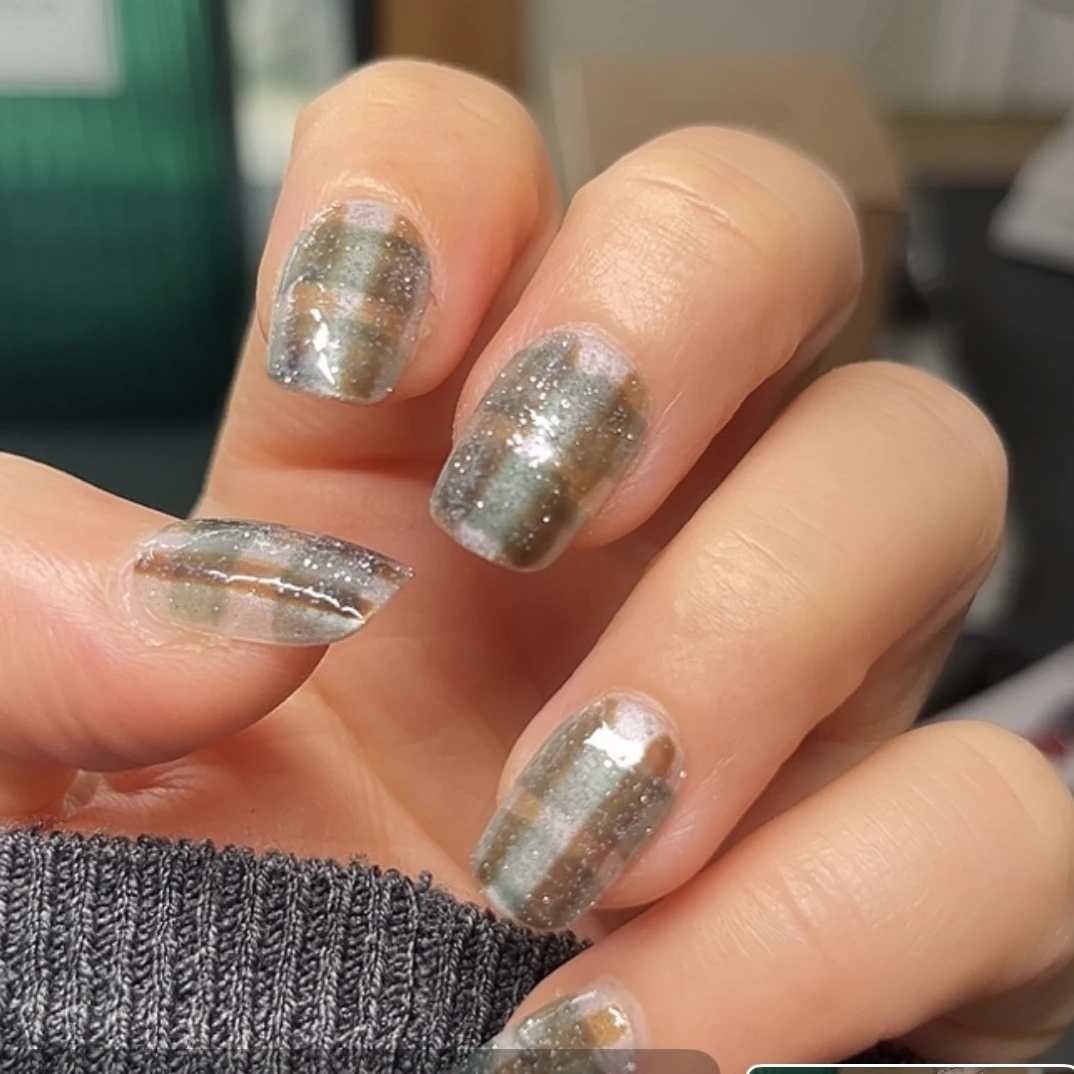 038简约格纹碎钻美甲手工穿戴甲短甲显白气质秋冬