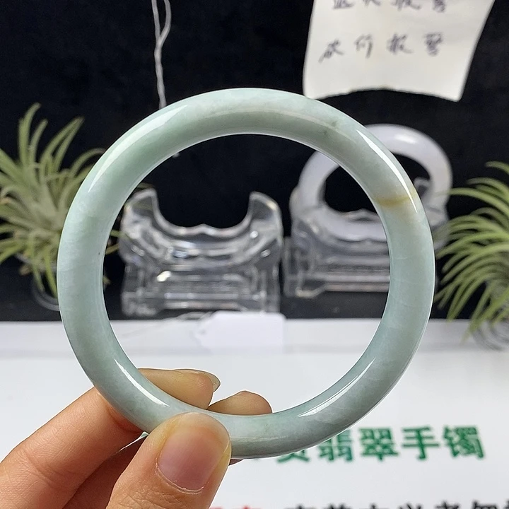 翡翠未镶嵌手镯40号。 59圈