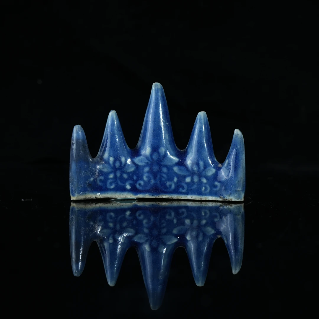 lot14992 4705 清乾隆 霁蓝釉浮雕缠枝莲笔山 H:7.2